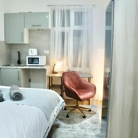 Beautiful Modern Studio Flat - Professional Market